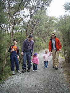 
2007-09-30&nbsp;10.40.16;&nbsp;Metadata time: '2007 Sept 30 10:40'
Original size:&nbsp;2,304 x 3,072; 3,207 kB
Filename: 2007-09-30 10.40.16 P9300190.jpeg