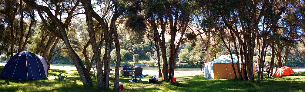 Panorama Simon - Morison Bush campsite
2017-03-05&nbsp;10.54.32;&nbsp;Metadata time: '2017 Mar 05 10:54'
Original size:&nbsp;7,289 x 2,202; 19,988 kB;&nbsp;stitch
Filename: 2017-03-05 10.54.32 IMG_20170305_Panorama Simon - Morison Bush campsite_stitch.jpg