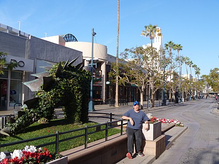 LA Third street promenade
Photographer;&nbsp;Jim
2014-01-20&nbsp;09.05.19;&nbsp;Metadata time: '2014 Jan 20 09:05'
Original size:&nbsp;4,320 x 3,240; 5,073 kB
Filename: 2014-01-20 09.05.19 P1000432 Jim - LA Third street promenade.jpeg