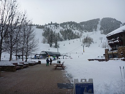 2014-02-03 08.49.55 P1000330 Simon - Exhibition Express Lift, Thunderbowl lift behind.jpeg: 4000x3000, 5942k (2014 Feb 04 04:49)