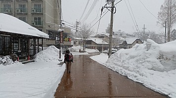 Narrow Hakuba streets - snowing
Photographer;&nbsp;Jim
2015-02-13&nbsp;07.41.29;&nbsp;Metadata time: '2015 Feb 13 07:41'
Original size:&nbsp;5,312 x 2,988; 5,102 kB
Filename: 2015-02-13 07.41.29 Jim - Narrow Hakuba streets - snowing.jpeg