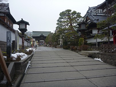 2015-02-13 14.44.47 P1010524 Simon - path to Zenko-ji.jpeg: 4000x3000, 5676k (2015 Jun 07 14:19)
