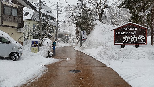 2015-02-13 07.41.15 Jim - Narrow Hakuba streets - snowing.jpeg: 5312x2988, 5813k (2015 Jun 07 14:09)