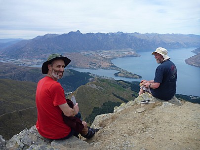 2016-01-02 12.33.26 P1040039 Philip - Brian and Simon lunching with Queenstown view.jpeg: 4320x3240, 5477k (2016 Feb 08 13:46)