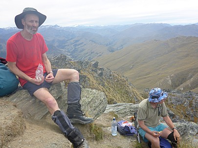 2016-01-02 12.34.36 P1000280 Simon - Brian and Philip lunching on Ben Lomond.jpeg: 4608x3456, 6334k (2016 Feb 08 13:46)