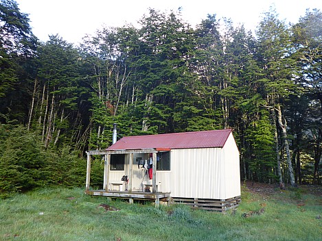 2016-01-04 07.29.15 P1000289 Simon - South Temple Hut in morning sun.jpeg: 4608x3456, 6126k (2016 Feb 08 19:32)