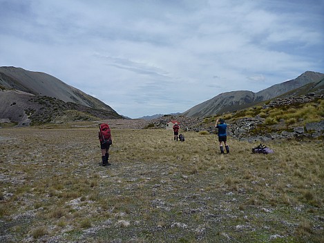 2016-01-06 13.18.27 P1040104 Philip - photos arriving at Snowy Gorge Creek hut.jpeg: 4320x3240, 5301k (2016 Jan 06 13:18)