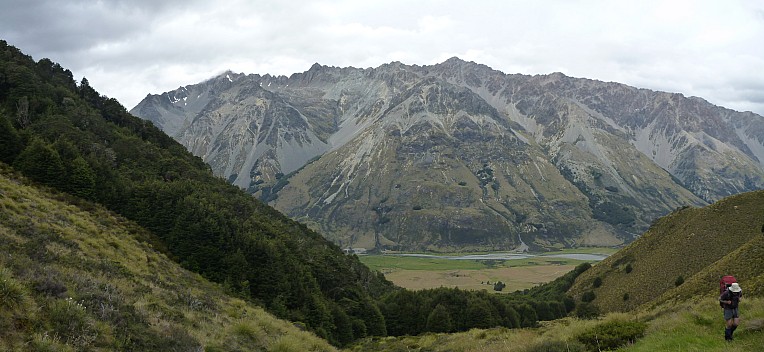 2016-01-07 14.35.49 Panorama Philip - Simon and view down into Ahuriri_stitch.jpg: 5555x2559, 11149k (2016 Feb 16 22:27)