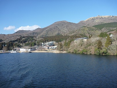 2016-03-02 15.09.33 P1020403 Adrian - Hakone-en from the lake looking back.jpeg: 4000x3000, 6466k (2016 Mar 07 22:35)