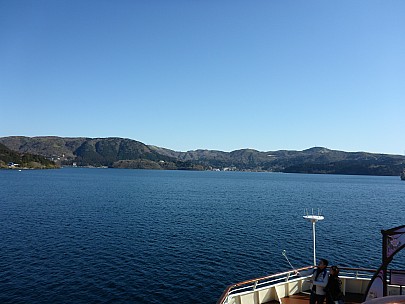 2016-03-02 15.10.17 P1000834 Simon - Lake Ashinoko south.jpeg: 4608x3456, 6030k (2016 Mar 02 15:10)