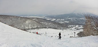 Skiing Hirafu