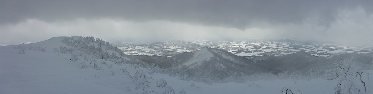2016-02-27 12.18.10 P1000521 Simon - Rusutsu back country panorama.jpeg: 3344x848, 1038k (2016 Feb 27 12:18)