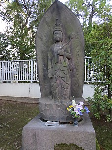 2017-01-11 16.45.03 IMG_8308 Anne - buddist monk's grave.jpeg: 3456x4608, 6881k (2017 Jan 26 18:34)