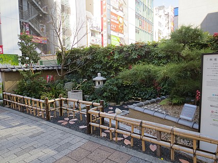 Small garden in Akihabara
Photographer;&nbsp;Anne
2017-01-12&nbsp;10.43.52;&nbsp;Metadata time: '2017 Jan 12 10:43'
Original size:&nbsp;4,608 x 3,456; 6,660 kB
Filename: 2017-01-12 10.43.52 IMG_8332 Anne - small garden in Akihabara.jpeg