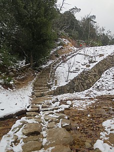 2017-01-21 15.05.06 IMG_9121 Anne - snowy path down dam.jpeg: 3456x4608, 6907k (2017 Jan 26 18:36)
