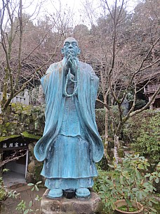 2017-01-21 16.39.34 IMG_9158 Anne - praying monk statue.jpeg: 3456x4608, 7263k (2017 Jan 26 18:36)