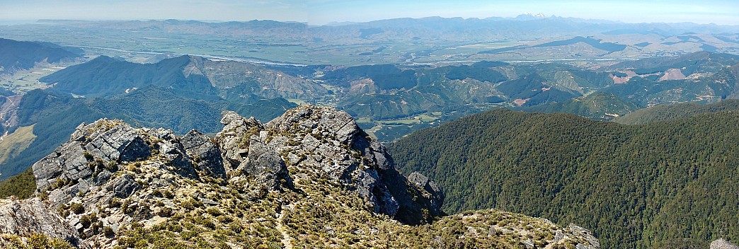 2017-12-03 09.50.25 IMG_20171203_095025403_HDR Simon - Mt Riley_stitch.jpg: 6272x2115, 14126k (2020 Apr 06 21:36)