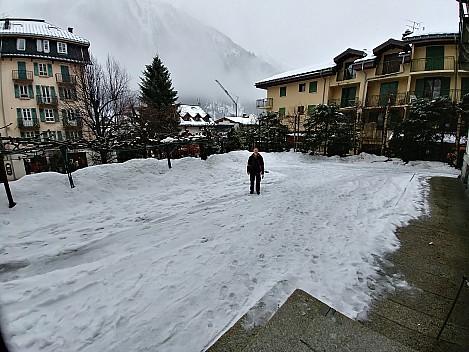 2018-01-21 13.40.59_HDR LG6 Simon - outside Hotel Richemond.jpeg: 4160x3120, 3986k (2018 Jan 22 01:42)