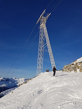 2018-01-23 16.10.21 Jim - Simon under Grands Montets pylon.jpeg: 3024x4032, 4368k (2018 Mar 10 17:14)