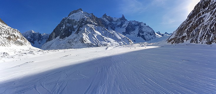 2018-01-24 14.18.36 Jim - view up Glacier du Tacul_stitch.jpg: 6308x2754, 15233k (2018 Jun 24 14:30)