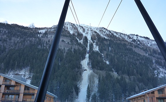 2018-01-24 09.44.49 P1010865 Simon - L'Aiguille du Midi gondola_cr.jpg: 4608x2857, 4206k (2018 Feb 18 19:49)