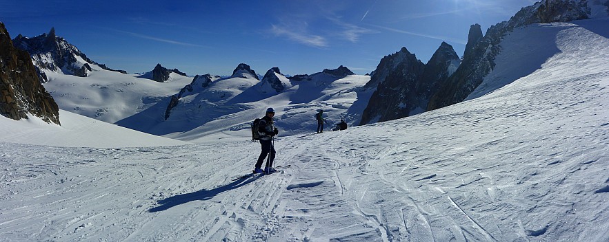 2018-01-24 12.17.33 Panorama Simon - Jim on Vallée Blanche névé_stitch.jpg: 8024x3199, 24422k (2019 Sept 29 19:39)