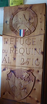 2018-01-24 13.04.01 P1010920 Simon - Refuge du Requin Alt 2516 sign_cr.jpg: 2084x4608, 3972k (2018 Feb 18 19:52)