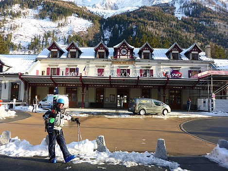 2018-01-24 17.15.28 P1010943 Simon - Jim at Gare de Chamonix Mont-Blanc.jpeg: 4608x3456, 6620k (2018 Jan 24 17:15)