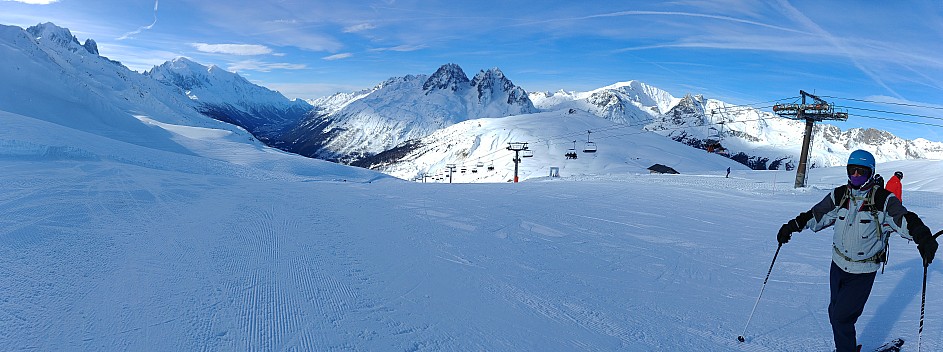 2018-01-25 10.51.34 LG6 Simon - Jim in view from top of Les Autannes panorama.jpeg: 10288x3840, 11044k (2018 Jan 26 07:07)