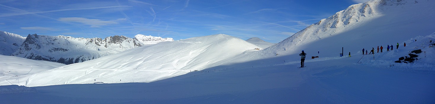 2018-01-25 11.30.43 Panorama Simon - Jim at Les Autannes and liaison Balme_stitch.jpg: 10433x2502, 23507k (2018 Mar 10 11:24)