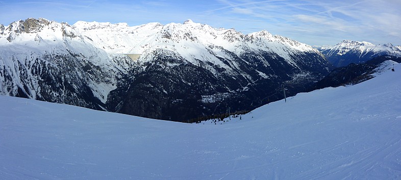 2018-01-25 12.39.34 Panorama Simon - looking down Tête de Balme to Vallorcine_stitch.jpg: 7192x3221, 20296k (2019 Oct 08 22:33)