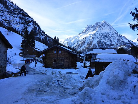 2018-01-25 12.57.45 P1010956 Simon - bottom of forêt verte at Vallorcine.jpeg: 4608x3456, 5958k (2018 Mar 10 10:15)