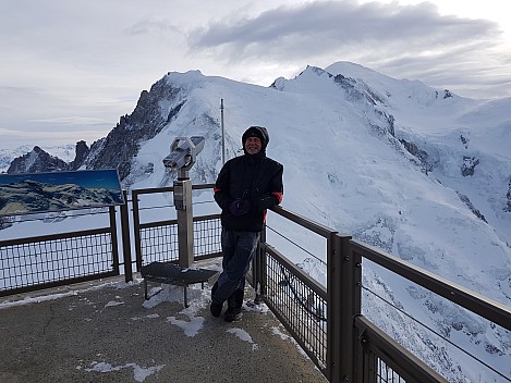 2018-01-25 16.05.59 Jim - Simon with Mont Blanc Chamonix down valley from l'Aiguille du Midi lookout.jpeg: 4032x3024, 3726k (2018 Mar 10 17:21)