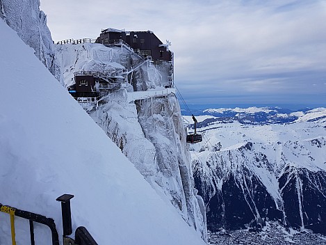 2018-01-25 16.17.36 Jim - l'Aiguille du Midi station and gondola.jpeg: 4032x3024, 4006k (2018 Mar 10 17:21)