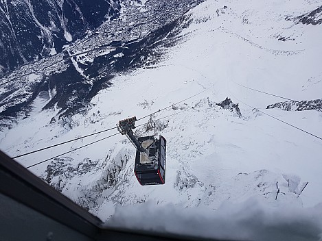 2018-01-25 16.29.24 Jim - l'Aiguille du Midi gondola 2.jpeg: 4032x3024, 4333k (2018 Mar 10 17:22)