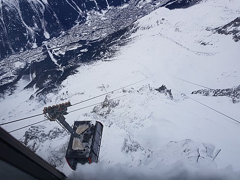 2018-01-25 16.29.29 Jim - l'Aiguille du Midi gondola 2.jpeg: 4032x3024, 4442k (2018 Mar 10 17:22)