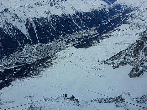 2018-01-25 17.28.07 P1010979 Simon - view down Aiguille du Midi lift.jpeg: 4608x3456, 6163k (2018 Jan 25 17:28)