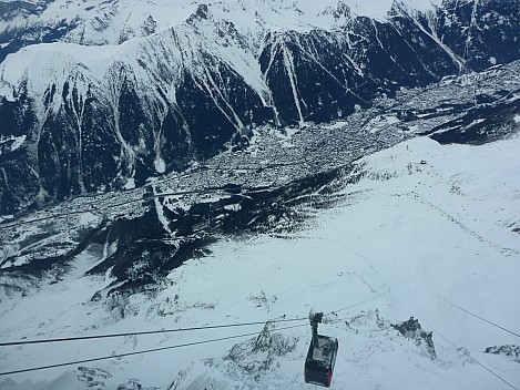 2018-01-25 17.28.46 P1010983 Simon - view down Aiguille du Midi lift.jpeg: 4608x3456, 6279k (2018 Jan 25 17:28)