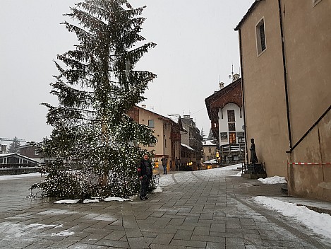 2018-01-26 17.07.18 Jim - Simon and Courmayeur Christmas tree.jpeg: 4032x3024, 4988k (2023 Jan 31 08:37)