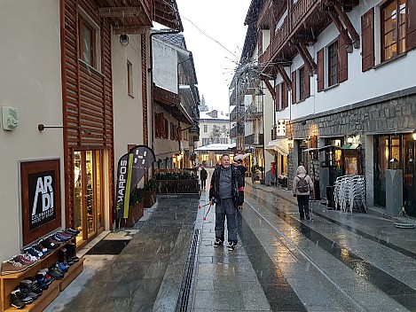2018-01-26 17.08.53 Jim - Simon in Courmayeur street.jpeg: 4032x3024, 5159k (2023 Jan 31 08:37)