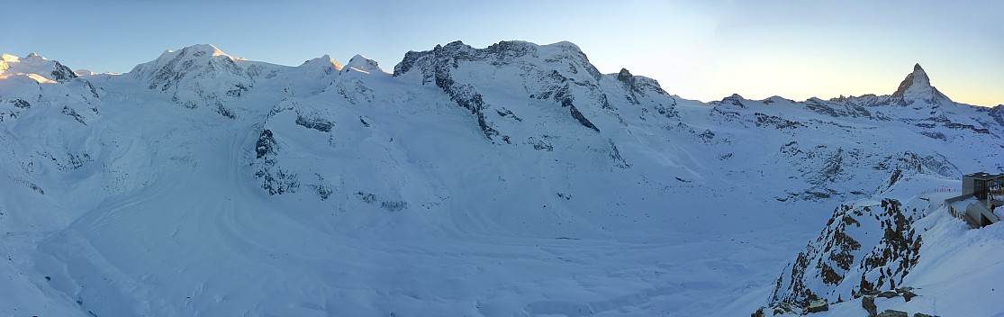 2018-01-29 17.18.16 Panorama Simon - Gornergrat_stitch.jpg: 11043x3486, 29841k (2018 Apr 22 20:19)