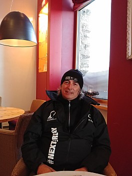 2018-01-29 17.38.03 LG6 Simon - Jim at Gornergrat hotel.jpeg: 3120x4160, 2738k (2018 Jan 30 09:16)