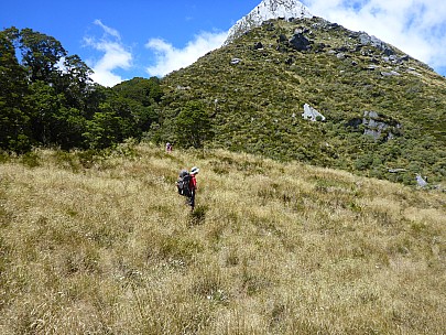 2019-01-14 14.59.21 P1020416 Simon - Bruce under The Buttress at Paringa Rock Biv flat.jpeg: 4608x3456, 6049k (2019 Jun 20 21:11)