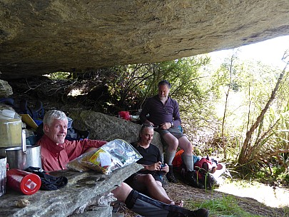 2019-01-14 15.44.42 P1010538 Brian - Bruce Jim Simon inside the Paringa Rock biv.jpeg: 4000x3000, 5011k (2019 Jun 24 21:09)