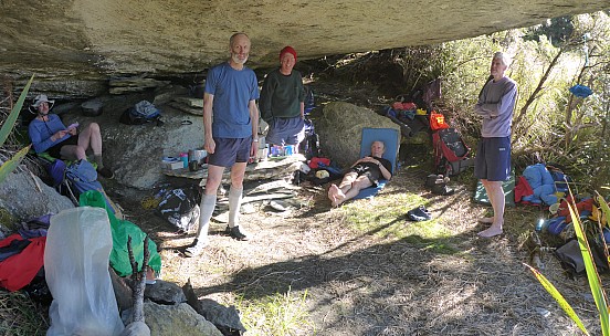 2019-01-14 19.00.45 Panorama Simon - Alan Brian Philip Jim inside Paringa Rock Biv_stitch.jpg: 5871x3236, 19253k (2019 Jun 20 21:11)