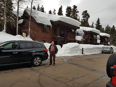 2019-02-24_17.37.38 Jim - Simon and Pathfinder outside our Granlibakken apartment.jpeg: 4032x3024, 1603k (2019 Feb 25 19:35)