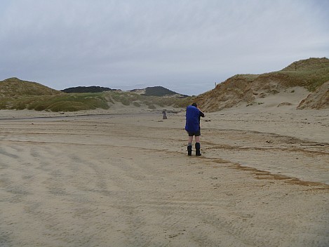 2019-11-10 07.53.26 P1000706 Jim - on Mason Bay looking back at Duck Creek.jpeg: 4320x3240, 4792k (2019 Nov 10 07:53)