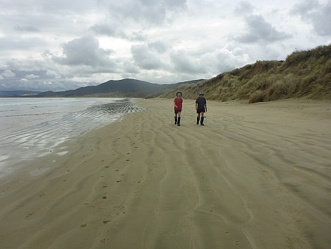 2019-11-10 10.31.34 P1020900 Simon - Brian and Jim walking down Mason Bay to Kilbride.jpeg: 4608x3456, 6213k (2019 Nov 10 10:31)