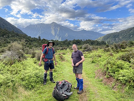 2022-03-08 09.05.51 IMG_2790 Susie - Brian and Simon first rest stop on Karangarua River.jpeg: 4032x3024, 6848k (2022 Dec 04 08:21)