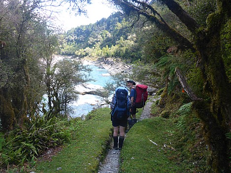 2022-03-10 11.33.21 P1030732 Simon - Susie and Brian heading out near Copland River.jpeg: 4608x3456, 6016k (2022 Dec 11 09:28)